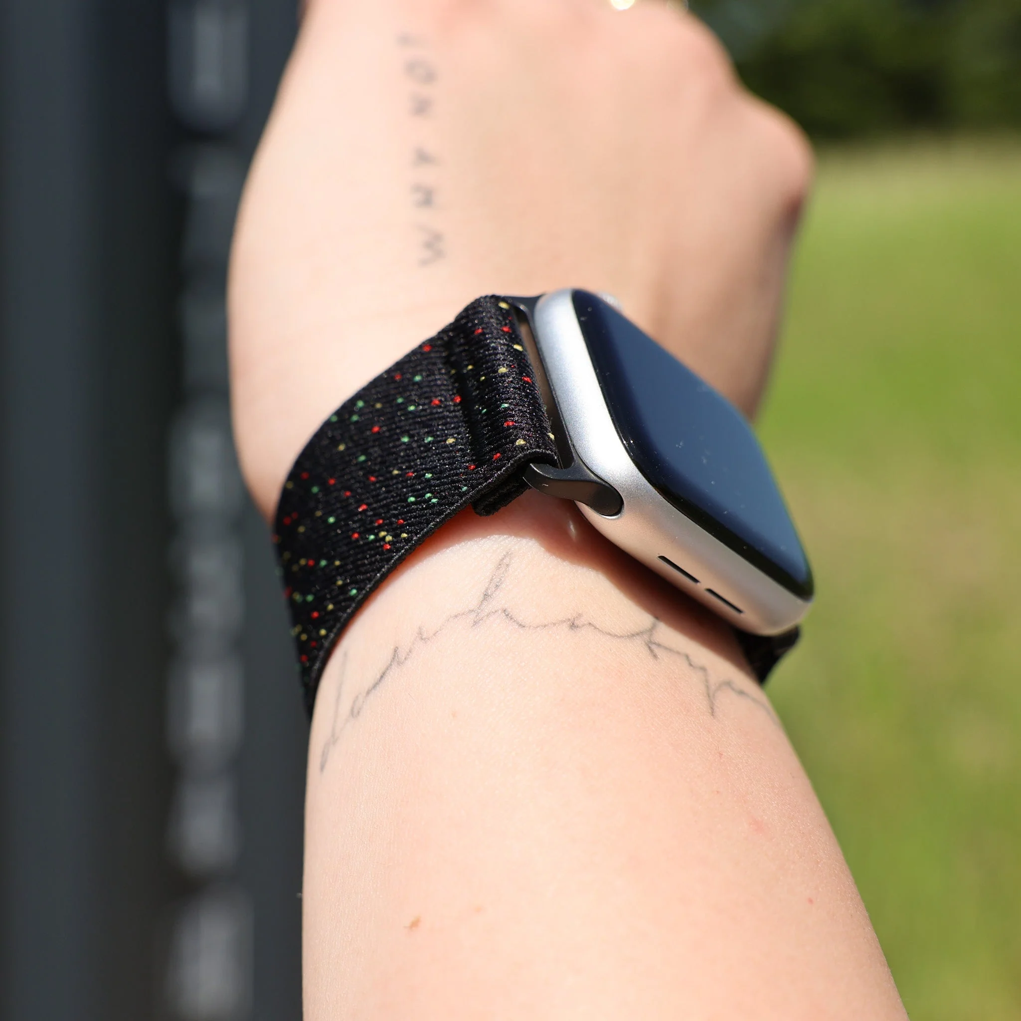 Gemustertes Solo Loop Armband für Apple Watch - Image 4