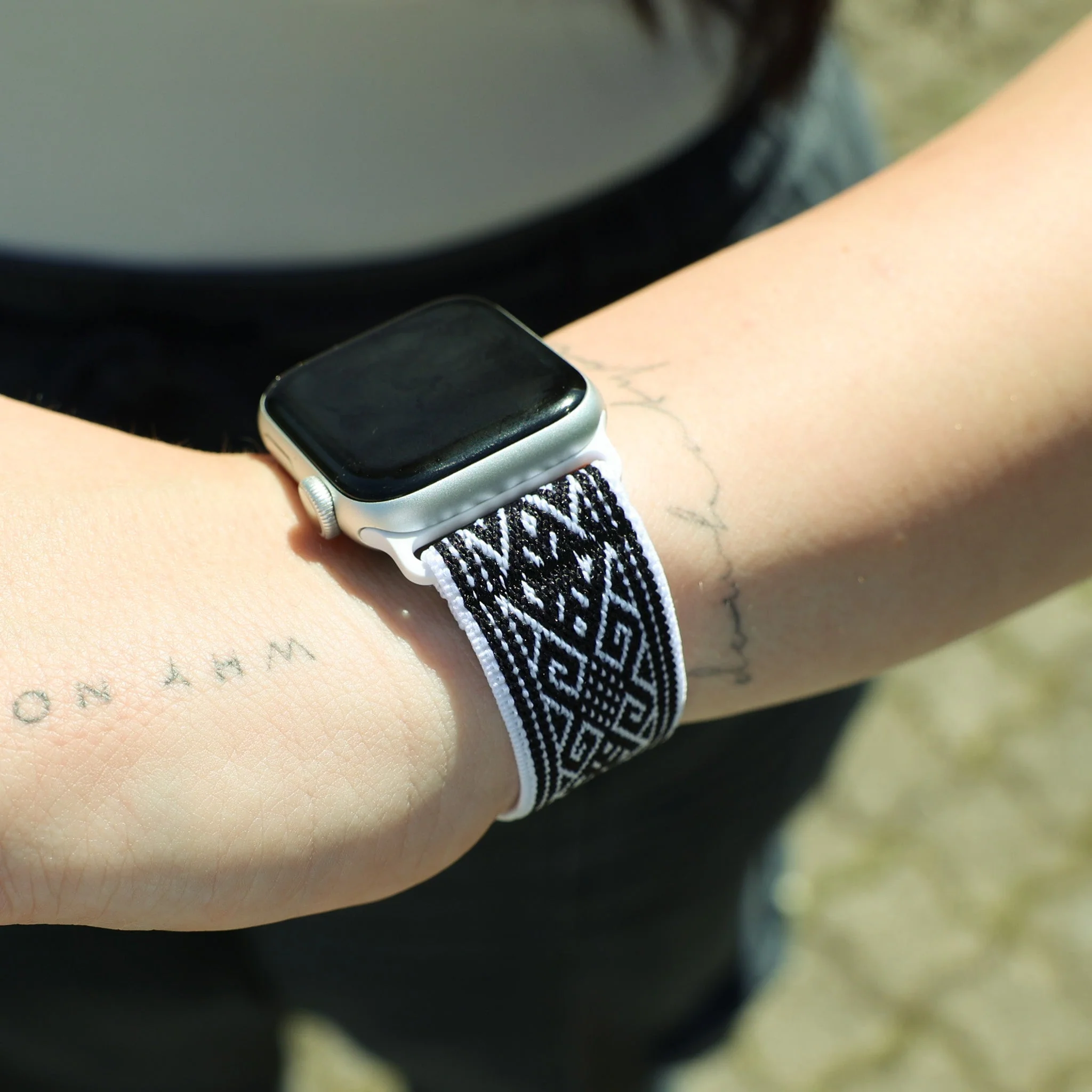 Gemustertes Solo Loop Armband für Apple Watch - Image 8